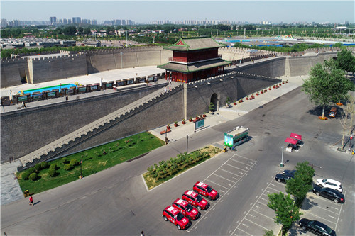 ”沿習(xí)之路“采訪車隊(duì)在正定縣古城南門下的免費(fèi)停車場(chǎng)。-河寧 攝(無人機(jī)航拍)_副本.jpg