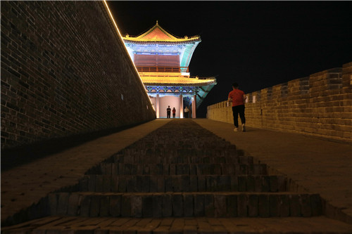 為了保護(hù)文物，消減火災(zāi)隱患，正定縣的旅游點(diǎn)，參觀者必須接受禁帶火種檢查。-河寧 攝.jpg